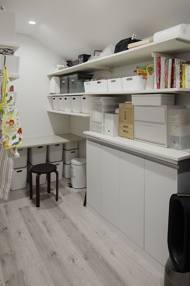 僕らの家 【ホテルライク／収納充実／ビルトインガレージ】デザインと機能性を両立。陰影が美しい2階リビングの家の建築実例画像8