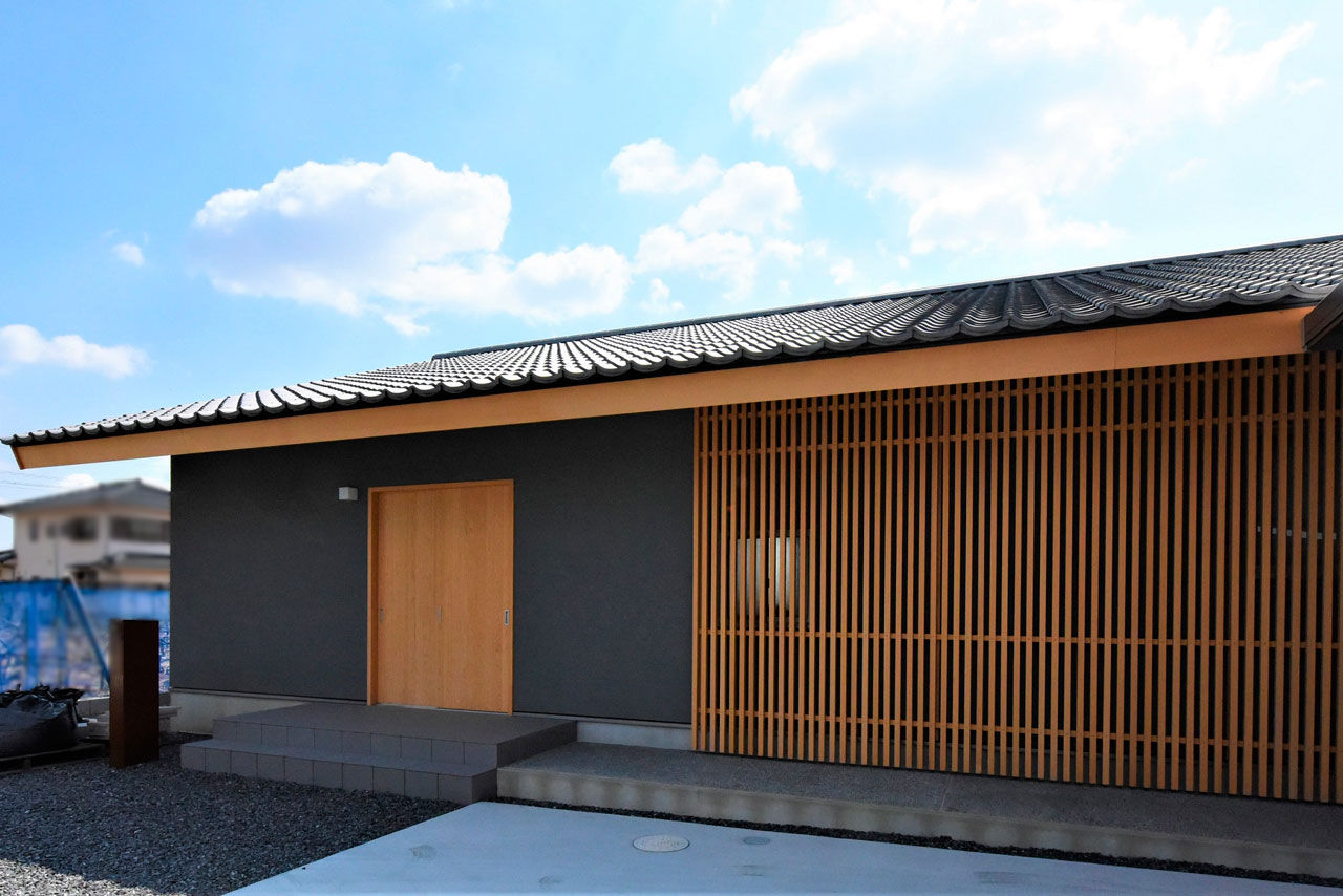 ウェールホーム 【34坪×平屋×和モダン×造作たっぷり】リビングの大窓で自然と溶け合う平屋。無垢に包まれ抜群の心地よさの建築実例画像2