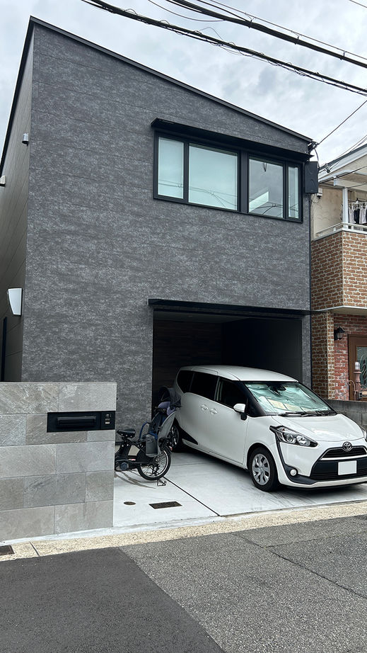 エイジングハウス 【間取り図有/2000万円台後半/26.3坪/高低差土地】1階ハーフインナーカーポートと2階LDKのある家の建築実例画像