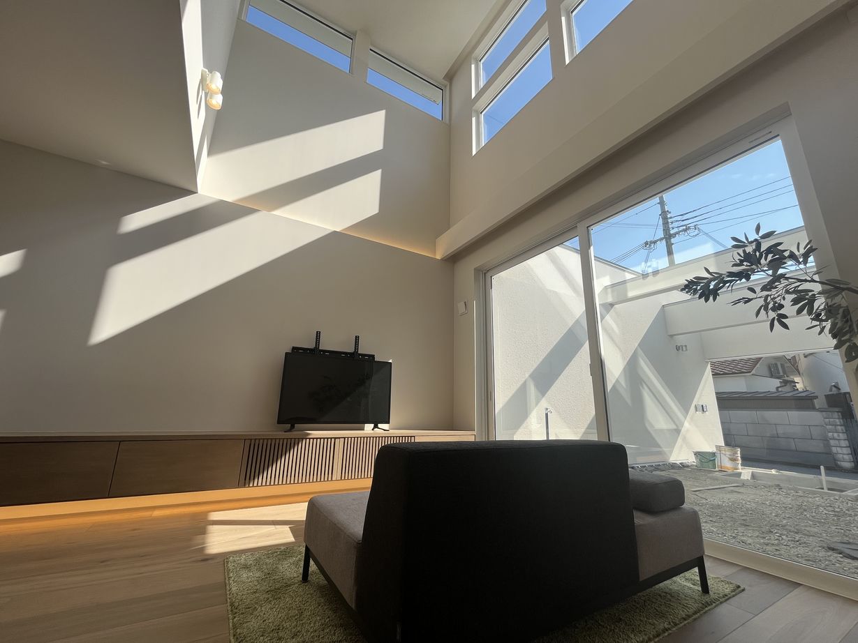 エイジングハウス 【間取り図有/3000万円台】真っ白なスタイリッシュな外観と、生活動線に徹底的にこだわったお家の建築実例画像1