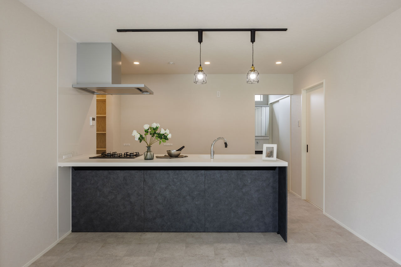 アトリエツバキ 一級建築士事務所 【二世帯住宅/間取り図】2つの玄関で程よい距離を保てる、2世帯それぞれの好みを反映した家の建築実例画像2