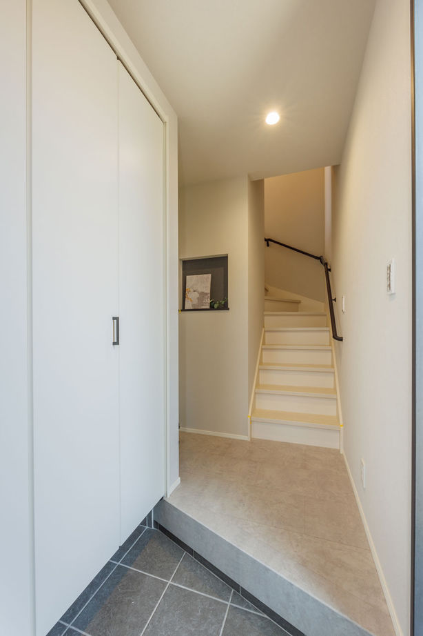 アトリエツバキ 一級建築士事務所 【二世帯住宅/間取り図】2つの玄関で程よい距離を保てる、2世帯それぞれの好みを反映した家の建築実例画像7