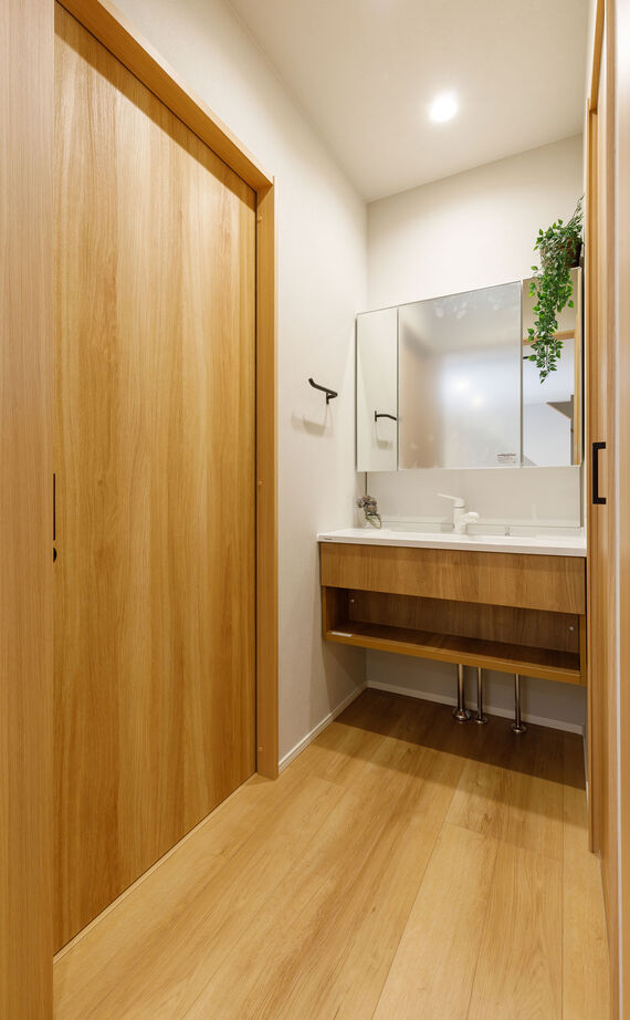 アトリエツバキ 一級建築士事務所 【～1500万円/間取り図】玄関を入り収納からランドリーまで一直線。暮らしが1階で完結する家事ラクの家の建築実例画像8