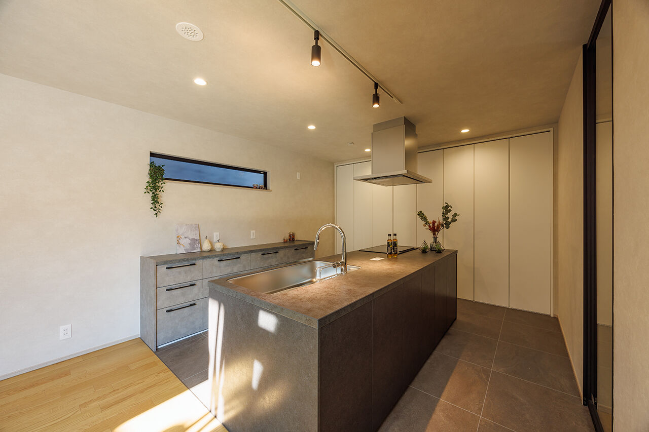 アトリエツバキ 一級建築士事務所 【～1500万円台/間取り図】スケルトン階段やアイランドキッチン。おしゃれなLDKが自慢の家の建築実例画像4