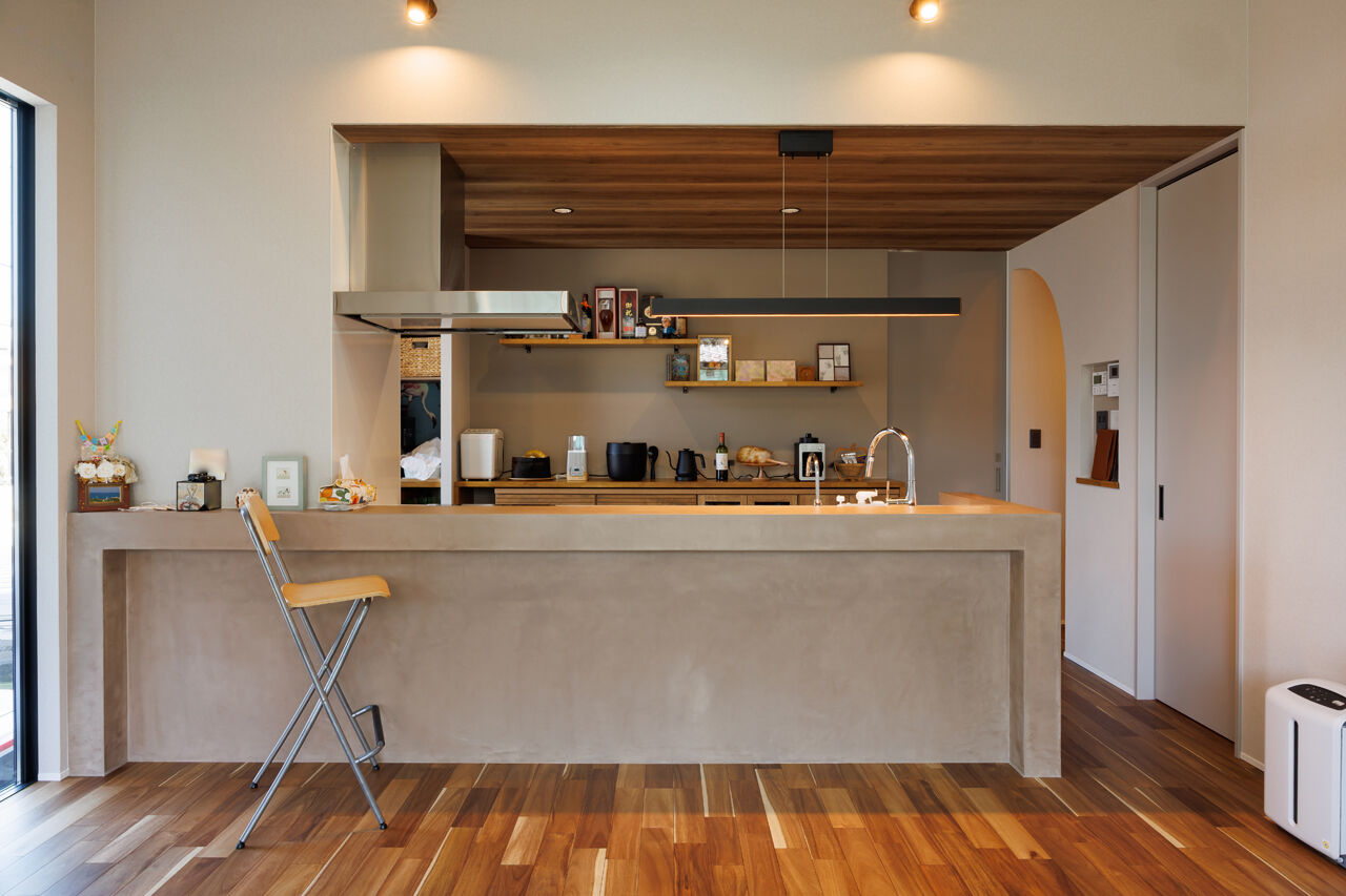 アトリエツバキ 一級建築士事務所 外とつながる土間付きリビングが開放的！庭で遊ぶ子どもたちを見守れるスタイリッシュなキッチンも大満足の建築実例画像2