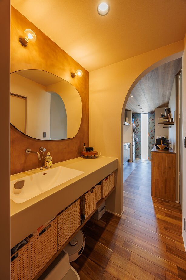 アトリエツバキ 一級建築士事務所 外とつながる土間付きリビングが開放的！庭で遊ぶ子どもたちを見守れるスタイリッシュなキッチンも大満足の建築実例画像3