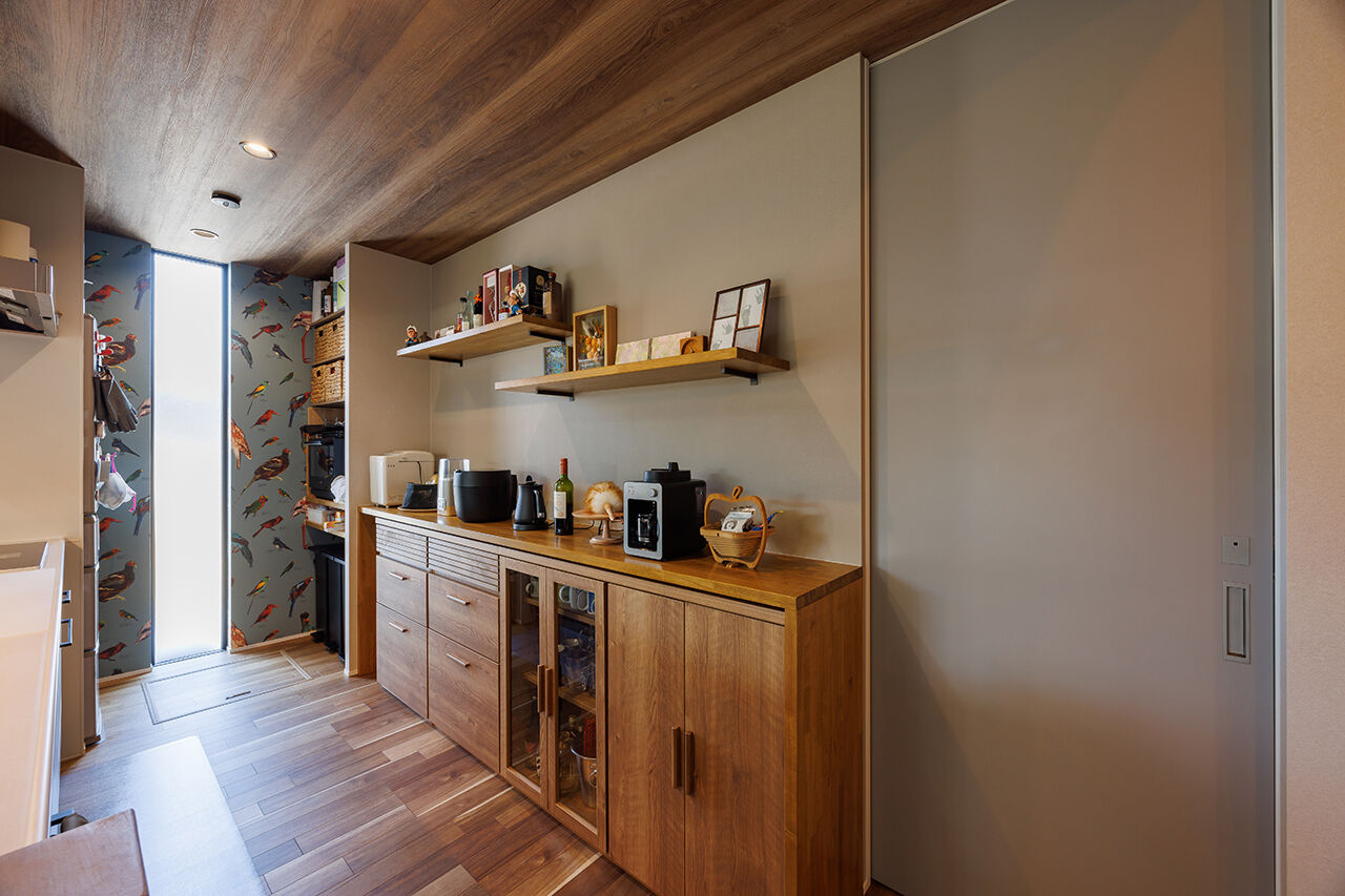 アトリエツバキ 一級建築士事務所 外とつながる土間付きリビングが開放的！庭で遊ぶ子どもたちを見守れるスタイリッシュなキッチンも大満足の建築実例画像4