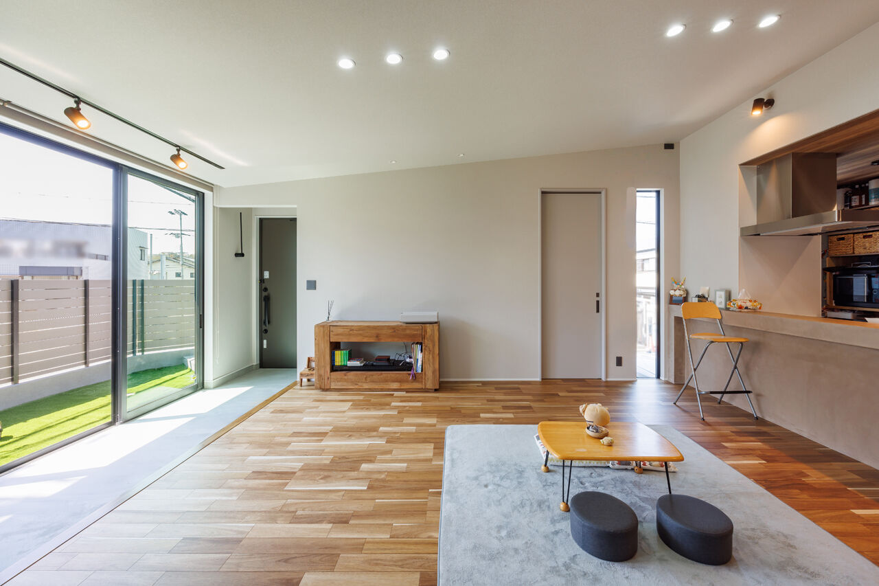 アトリエツバキ 一級建築士事務所 外とつながる土間付きリビングが開放的！庭で遊ぶ子どもたちを見守れるスタイリッシュなキッチンも大満足の建築実例画像5