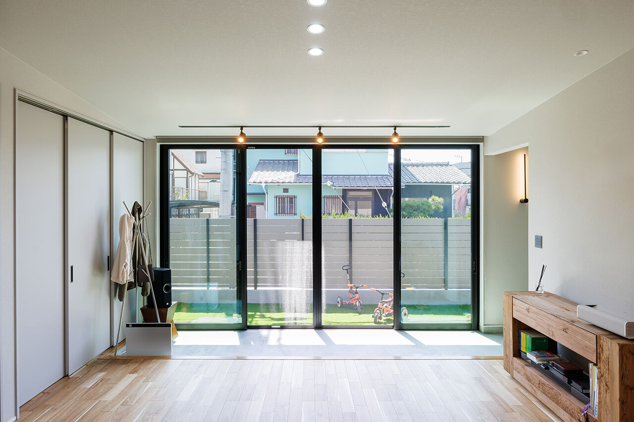 アトリエツバキ 一級建築士事務所 外とつながる土間付きリビングが開放的！庭で遊ぶ子どもたちを見守れるスタイリッシュなキッチンも大満足の建築実例画像6
