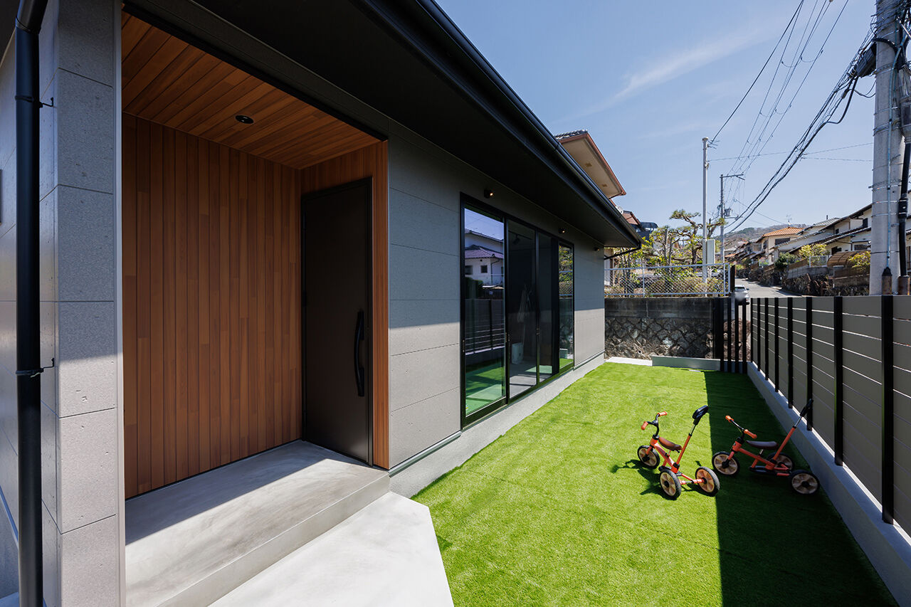 アトリエツバキ 一級建築士事務所 外とつながる土間付きリビングが開放的！庭で遊ぶ子どもたちを見守れるスタイリッシュなキッチンも大満足の建築実例画像7