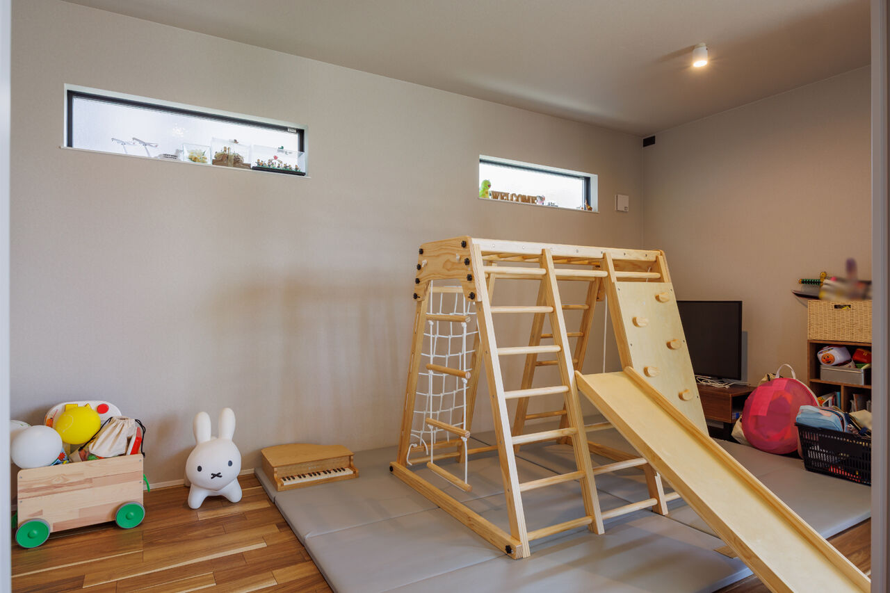 アトリエツバキ 一級建築士事務所 外とつながる土間付きリビングが開放的！庭で遊ぶ子どもたちを見守れるスタイリッシュなキッチンも大満足の建築実例画像8