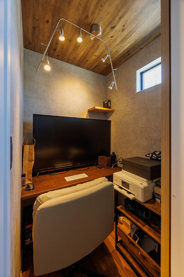 アトリエツバキ 一級建築士事務所 外とつながる土間付きリビングが開放的！庭で遊ぶ子どもたちを見守れるスタイリッシュなキッチンも大満足の建築実例画像9