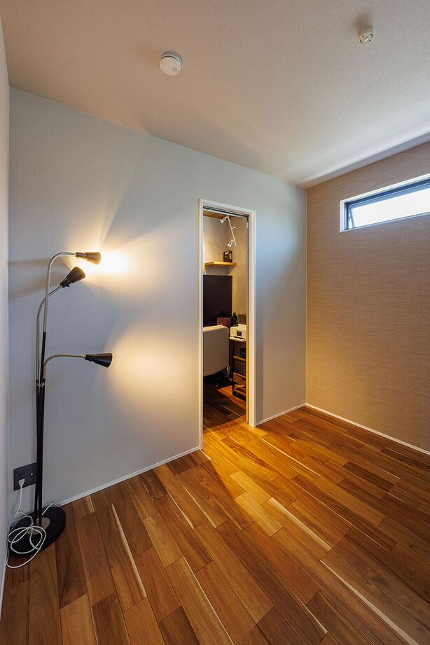 アトリエツバキ 一級建築士事務所 外とつながる土間付きリビングが開放的！庭で遊ぶ子どもたちを見守れるスタイリッシュなキッチンも大満足の建築実例画像10