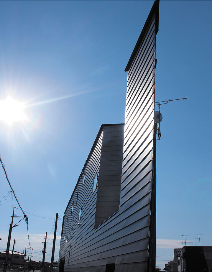 エアコーポレーション 【間取り図有｜2500万円台｜3LDK｜建築家と建てる｜狭小変形土地｜インナーガレージ】三角地の家の建築実例画像3