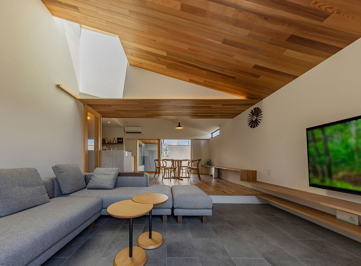 エアコーポレーション 【間取り図有｜2000万円～｜2LDK｜建築家と建てる｜モダン×無垢材】ふたつの中庭を持つ家の建築実例画像2