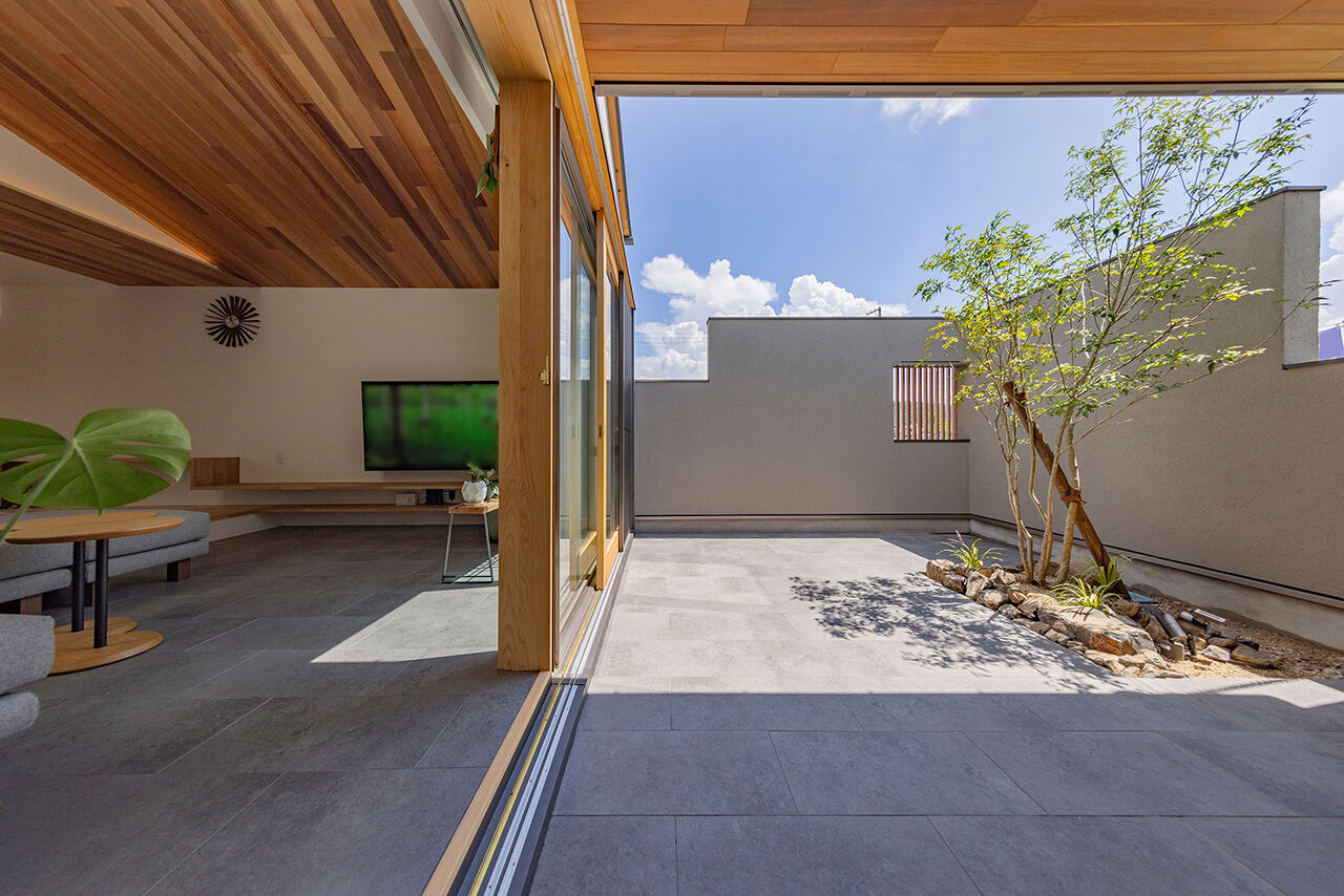 エアコーポレーション 【間取り図有｜2000万円～｜2LDK｜建築家と建てる｜モダン×無垢材】ふたつの中庭を持つ家の建築実例画像4