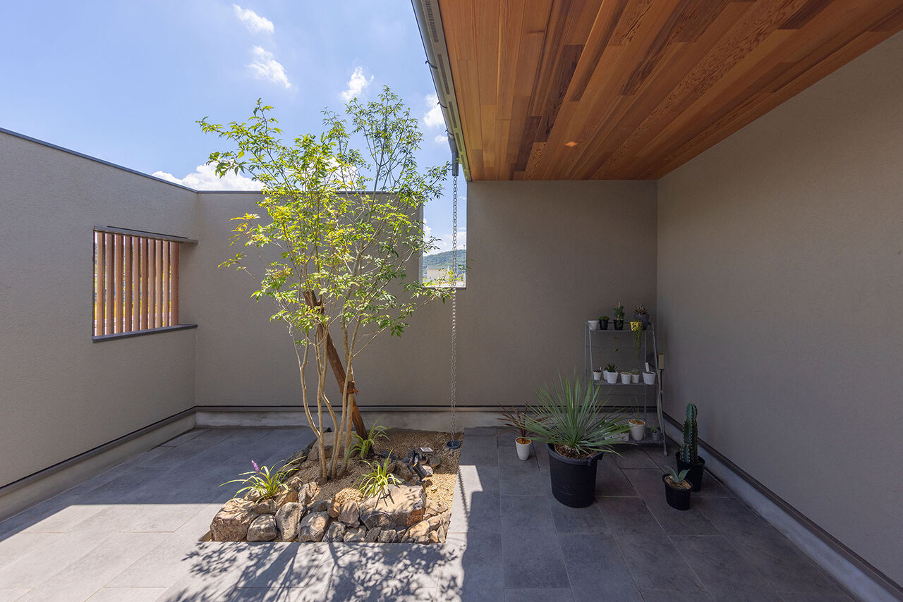 エアコーポレーション 【間取り図有｜2000万円～｜2LDK｜建築家と建てる｜モダン×無垢材】ふたつの中庭を持つ家の建築実例画像5