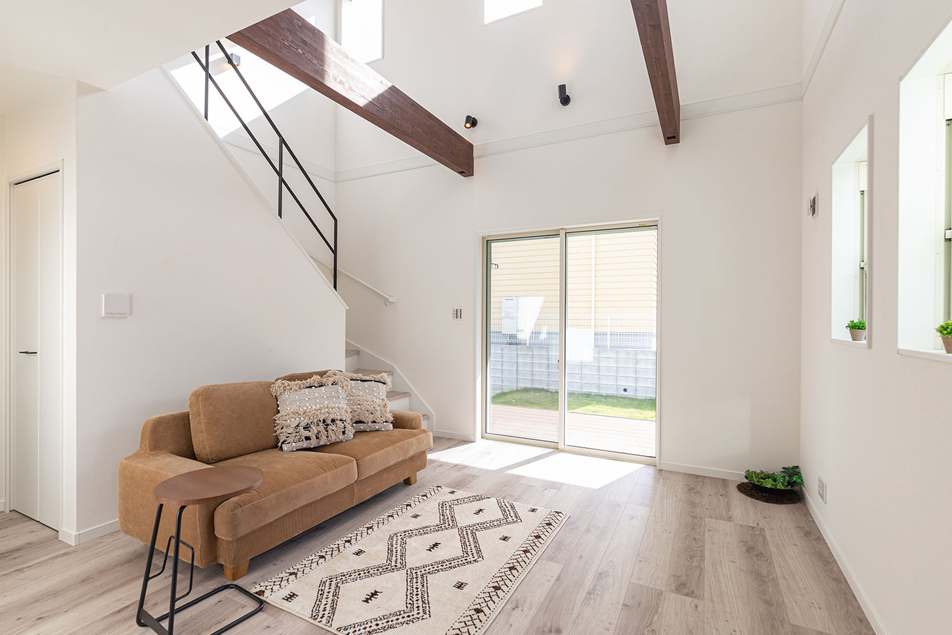 ブルージア 【2000万円台/間取り有】フレンチテイストを取り入れた、「都市型のアメリカンスタイル」の建築実例画像2