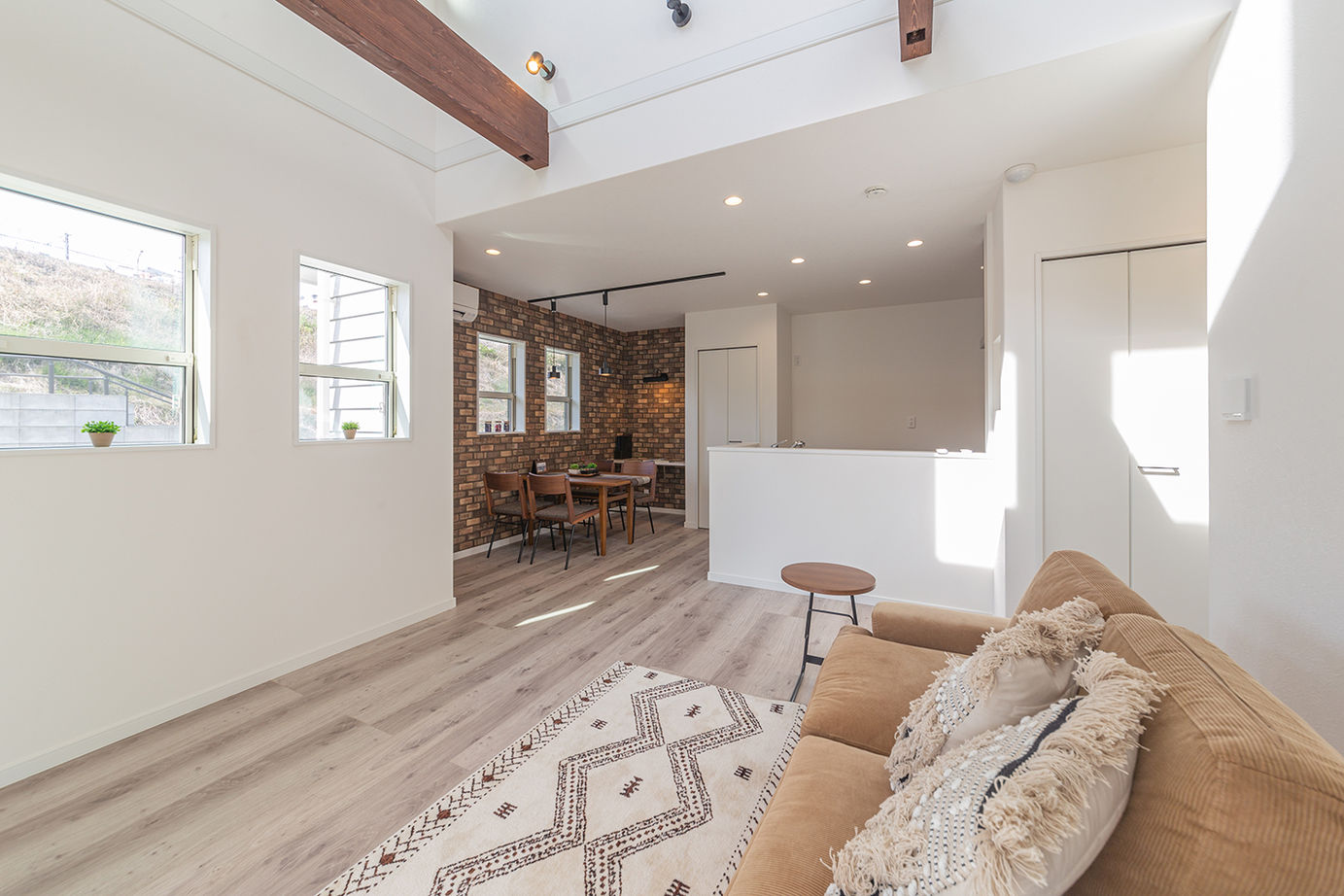 ブルージア 【2000万円台/間取り有】フレンチテイストを取り入れた、「都市型のアメリカンスタイル」の建築実例画像3