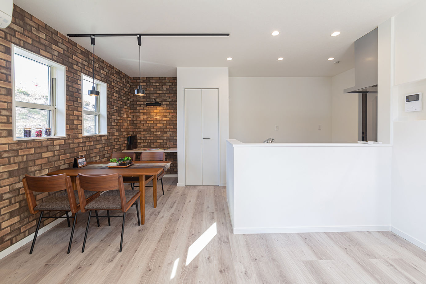 ブルージア 【2000万円台/間取り有】フレンチテイストを取り入れた、「都市型のアメリカンスタイル」の建築実例画像4