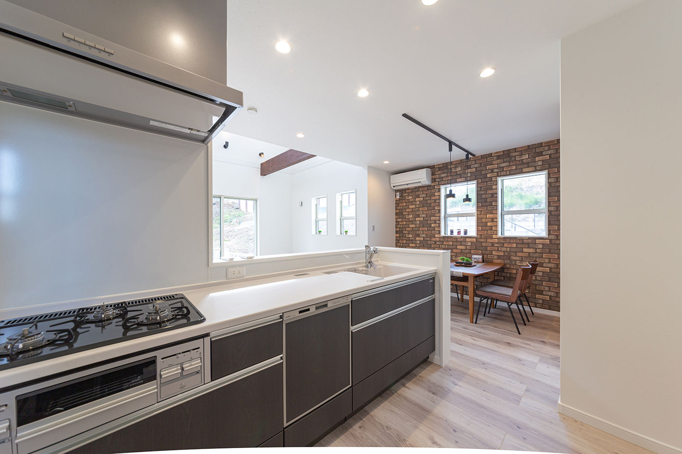 ブルージア 【2000万円台/間取り有】フレンチテイストを取り入れた、「都市型のアメリカンスタイル」の建築実例画像6