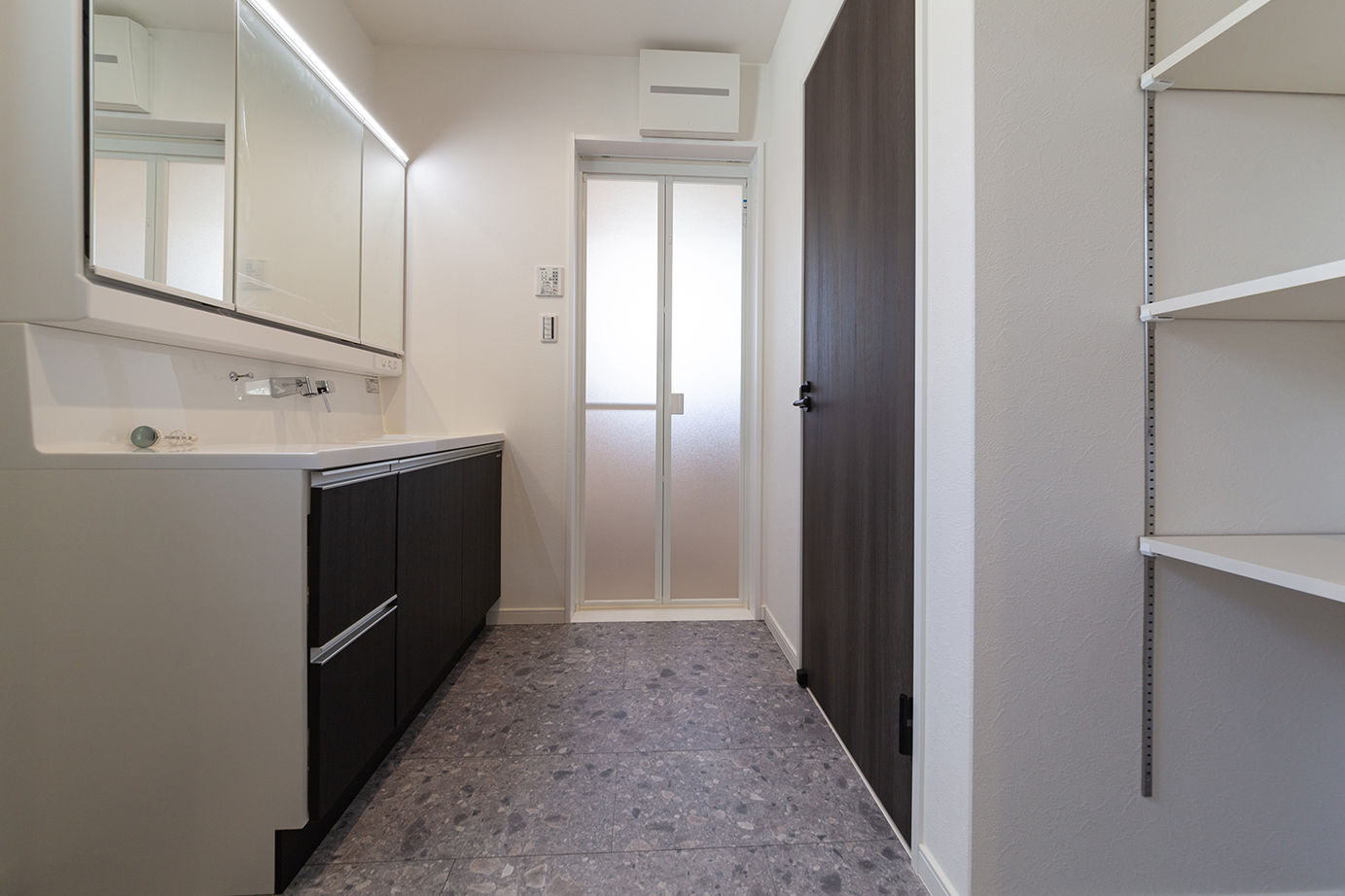 ブルージア 【2000万円台/間取り有】フレンチテイストを取り入れた、「都市型のアメリカンスタイル」の建築実例画像10