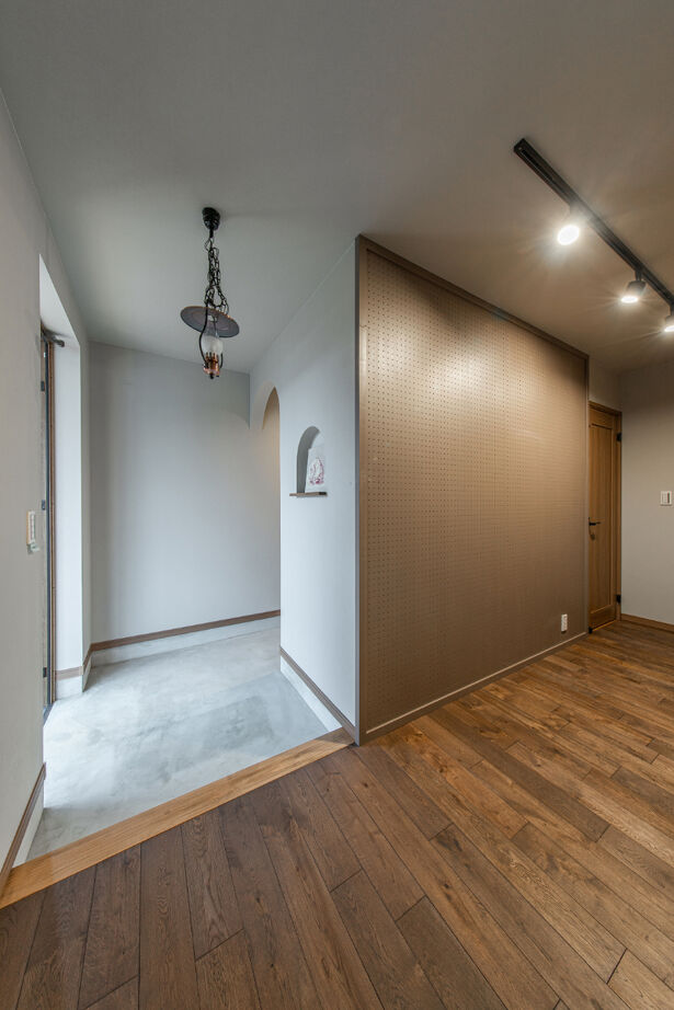 ブルージア スキップフロアで空間を有効活用した木の温もりがある住空間。爽やかなブルーのラップサイディングの家の建築実例画像10