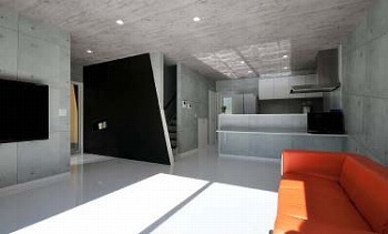 カクニシビルダー 中も外も傾いたデザインが個性的！クルマ好きの憧れを叶えたユニークなガレージハウスの建築実例画像2