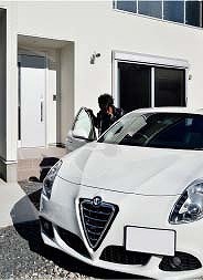 カクニシビルダー 中も外も傾いたデザインが個性的！クルマ好きの憧れを叶えたユニークなガレージハウスの建築実例画像7