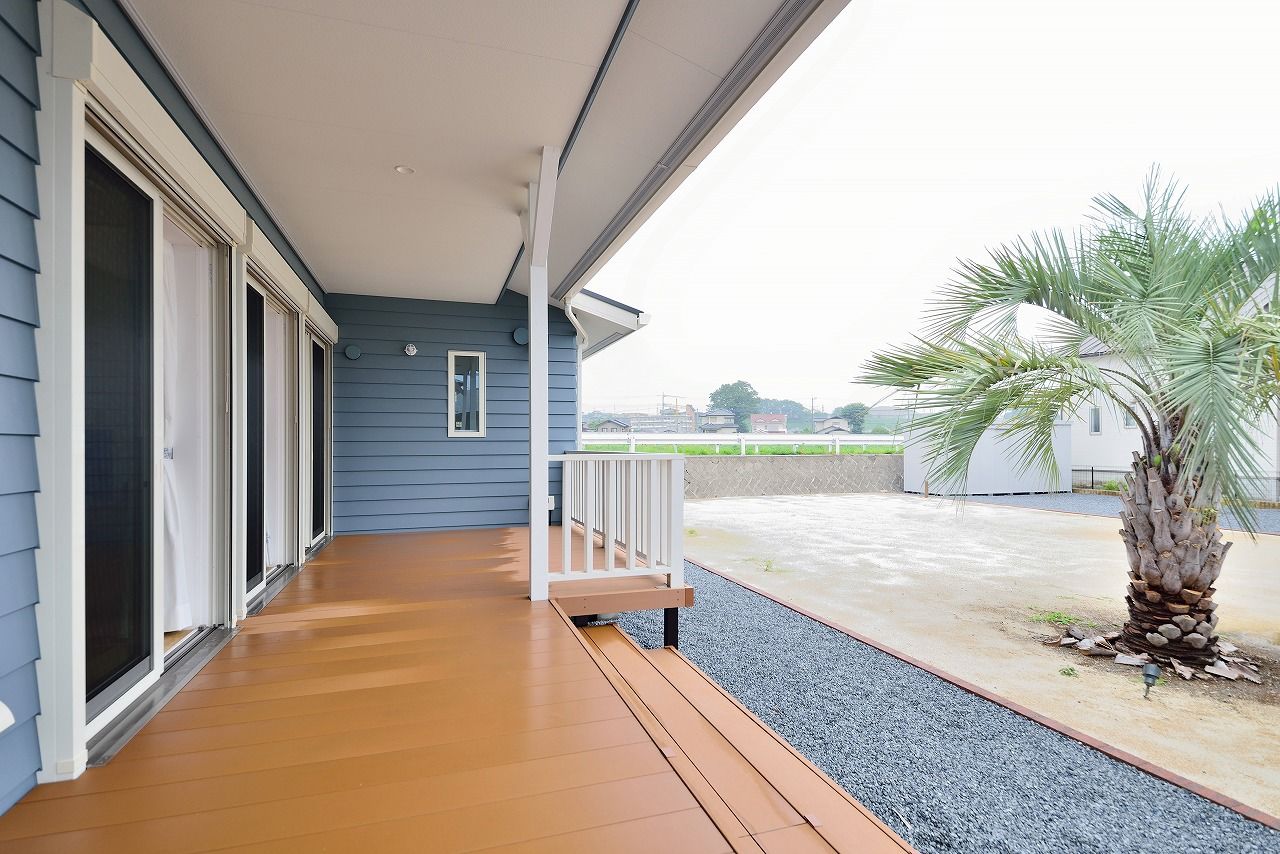 カクニシビルダー 【42坪/間取り図有】カバードポーチや庭と繋がる暮らしを実現。西海岸を彷彿とさせる爽やかな平屋の建築実例画像2