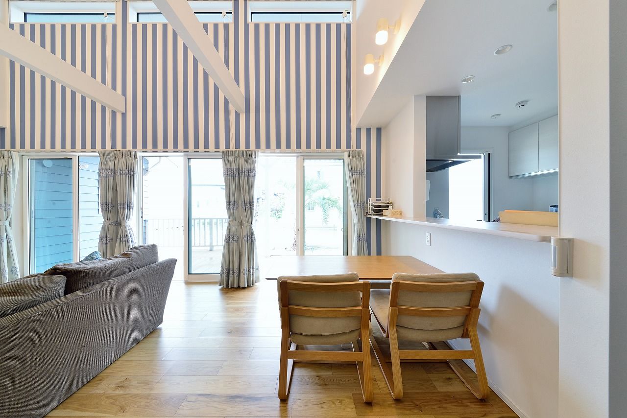 カクニシビルダー 【42坪/間取り図有】カバードポーチや庭と繋がる暮らしを実現。西海岸を彷彿とさせる爽やかな平屋の建築実例画像3