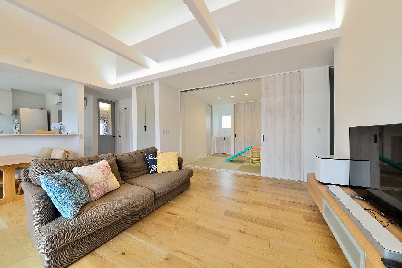 カクニシビルダー 【42坪/間取り図有】カバードポーチや庭と繋がる暮らしを実現。西海岸を彷彿とさせる爽やかな平屋の建築実例画像4