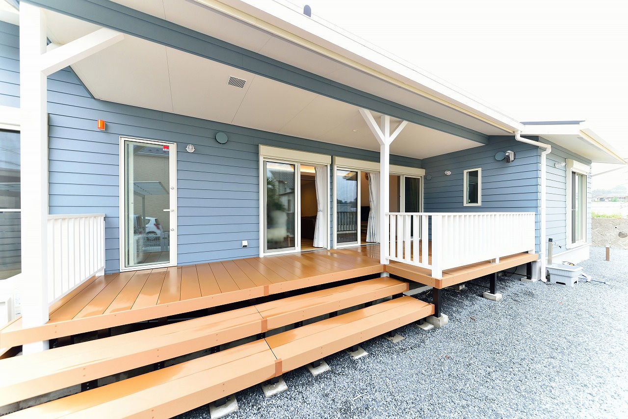 カクニシビルダー 【42坪/間取り図有】カバードポーチや庭と繋がる暮らしを実現。西海岸を彷彿とさせる爽やかな平屋の建築実例画像8