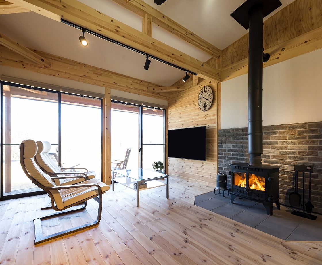 BinO太田 中村住宅工業 【COVACO #薪ストーブ #ガレージ #ウッドデッキ】木の温もりに包まれたログハウス風平屋の建築実例画像3