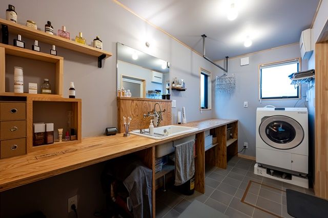 BinO太田 中村住宅工業 【COVACO #土間リビング #造作洗面】観葉植物が映える 土間リビングで寛ぐしっとりした平屋の建築実例画像6