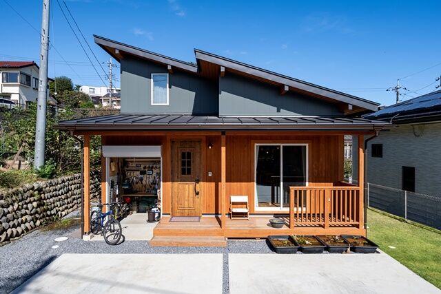 BinO太田 中村住宅工業 【POCHE #書斎 #ガレージ #ウッドデッキ】ワークスペースとアウトドアストッカー 仕事も趣味も充実の家の建築実例画像1