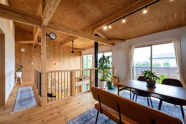 BinO太田 中村住宅工業 【BOOOTS #吹抜け #セカンドリビング】こだわりのリビング階段と薪ストーブ 自然と人が集まるLDKの建築実例画像3