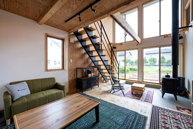 BinO太田 中村住宅工業 【BOOOTS #吹抜け #セカンドリビング】こだわりのリビング階段と薪ストーブ 自然と人が集まるLDKの建築実例画像4