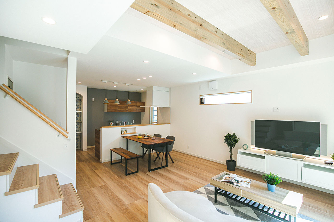 サンエルホーム 【松山市／広々LDK】家事の姿が絵になる可愛いキッチン。料理をしながら、子どもが遊ぶ様子も目に入るの建築実例画像2