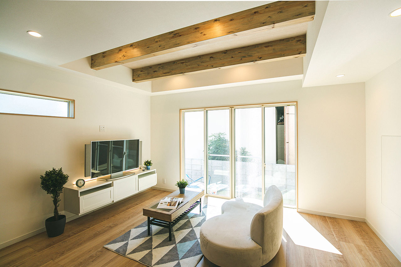 サンエルホーム 【松山市／広々LDK】家事の姿が絵になる可愛いキッチン。料理をしながら、子どもが遊ぶ様子も目に入るの建築実例画像3