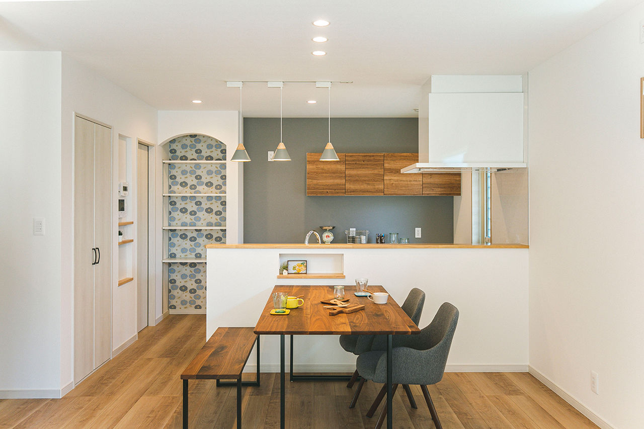 サンエルホーム 【松山市／広々LDK】家事の姿が絵になる可愛いキッチン。料理をしながら、子どもが遊ぶ様子も目に入るの建築実例画像4