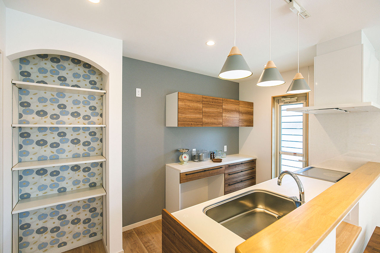 サンエルホーム 【松山市／広々LDK】家事の姿が絵になる可愛いキッチン。料理をしながら、子どもが遊ぶ様子も目に入るの建築実例画像5