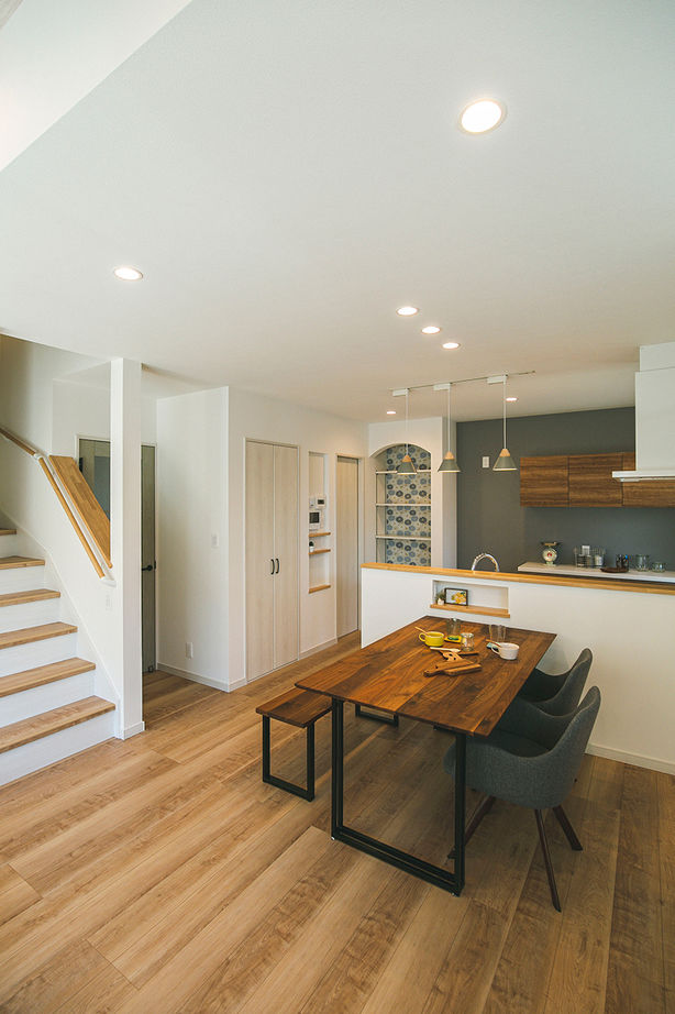 サンエルホーム 【松山市／広々LDK】家事の姿が絵になる可愛いキッチン。料理をしながら、子どもが遊ぶ様子も目に入るの建築実例画像6