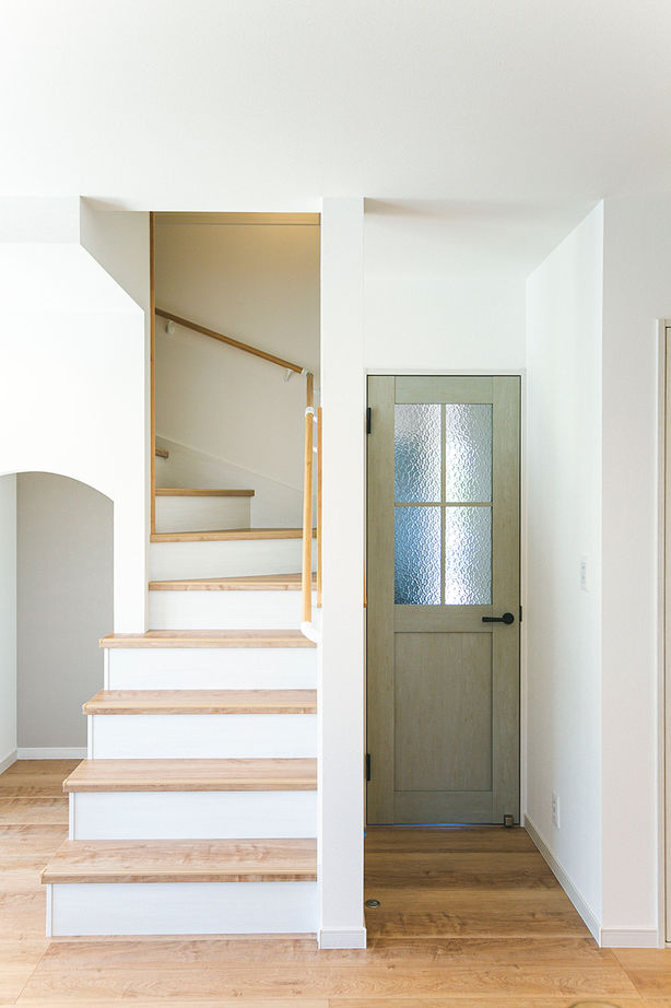 サンエルホーム 【松山市／広々LDK】家事の姿が絵になる可愛いキッチン。料理をしながら、子どもが遊ぶ様子も目に入るの建築実例画像7