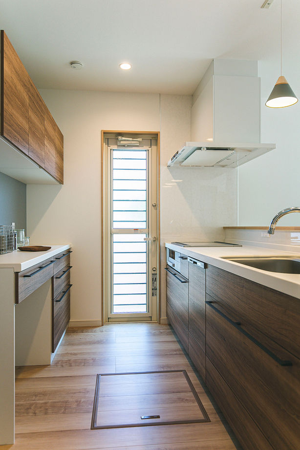 サンエルホーム 【松山市／広々LDK】家事の姿が絵になる可愛いキッチン。料理をしながら、子どもが遊ぶ様子も目に入るの建築実例画像8