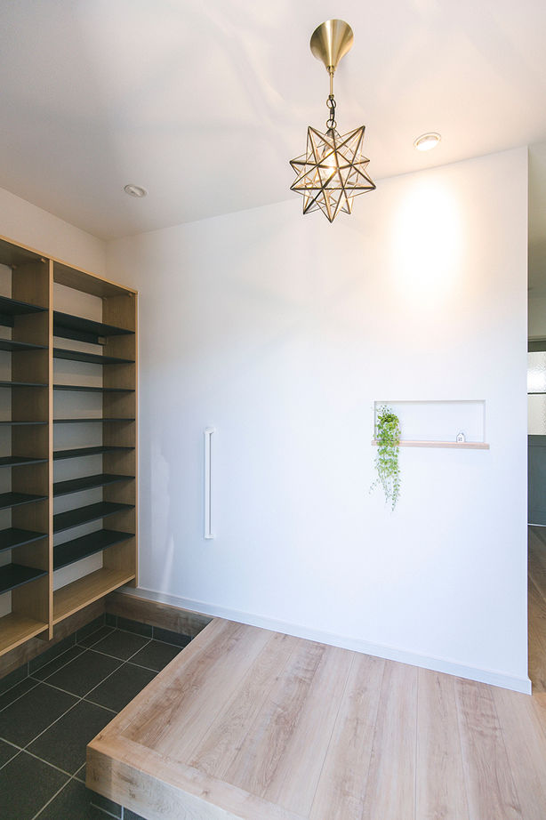 サンエルホーム 【松山市／広々LDK】家事の姿が絵になる可愛いキッチン。料理をしながら、子どもが遊ぶ様子も目に入るの建築実例画像9