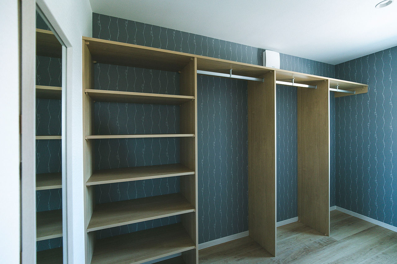 サンエルホーム 【松山市／広々LDK】家事の姿が絵になる可愛いキッチン。料理をしながら、子どもが遊ぶ様子も目に入るの建築実例画像10