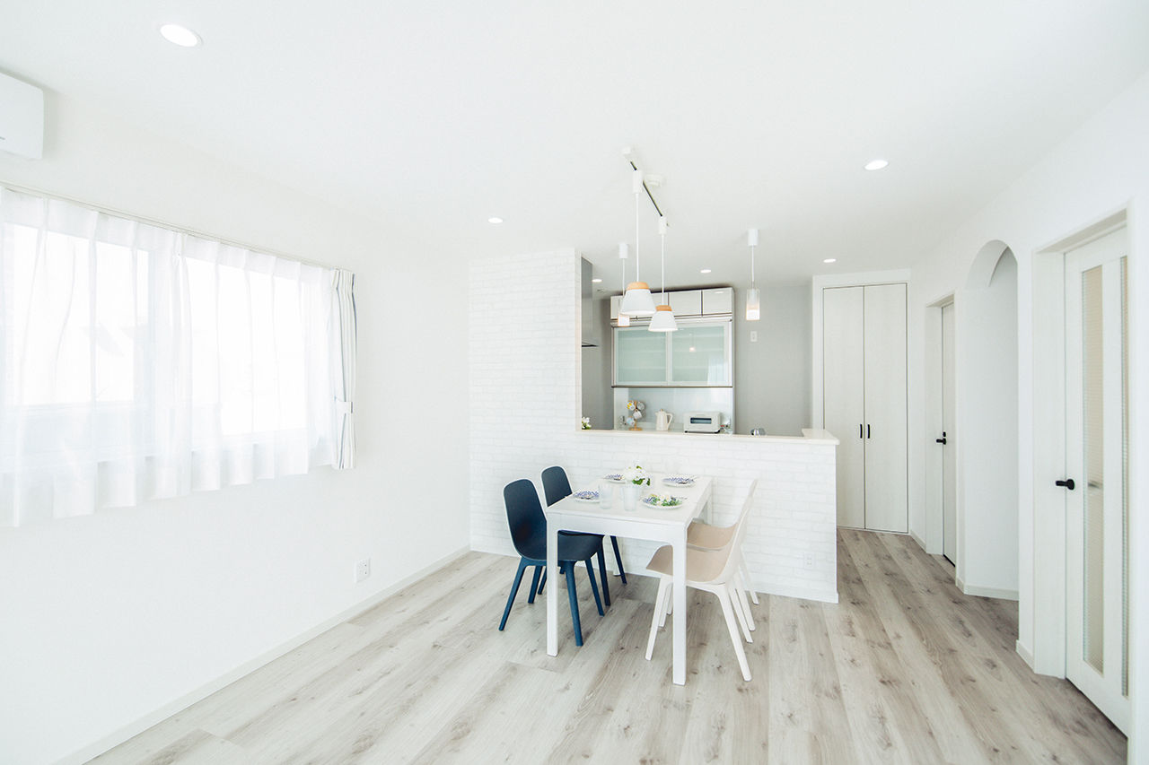 サンエルホーム 【1500～1999万円／広々リビング／対面キッチン】家具も暮らしも映える、憧れの白いマイホームの建築実例画像2