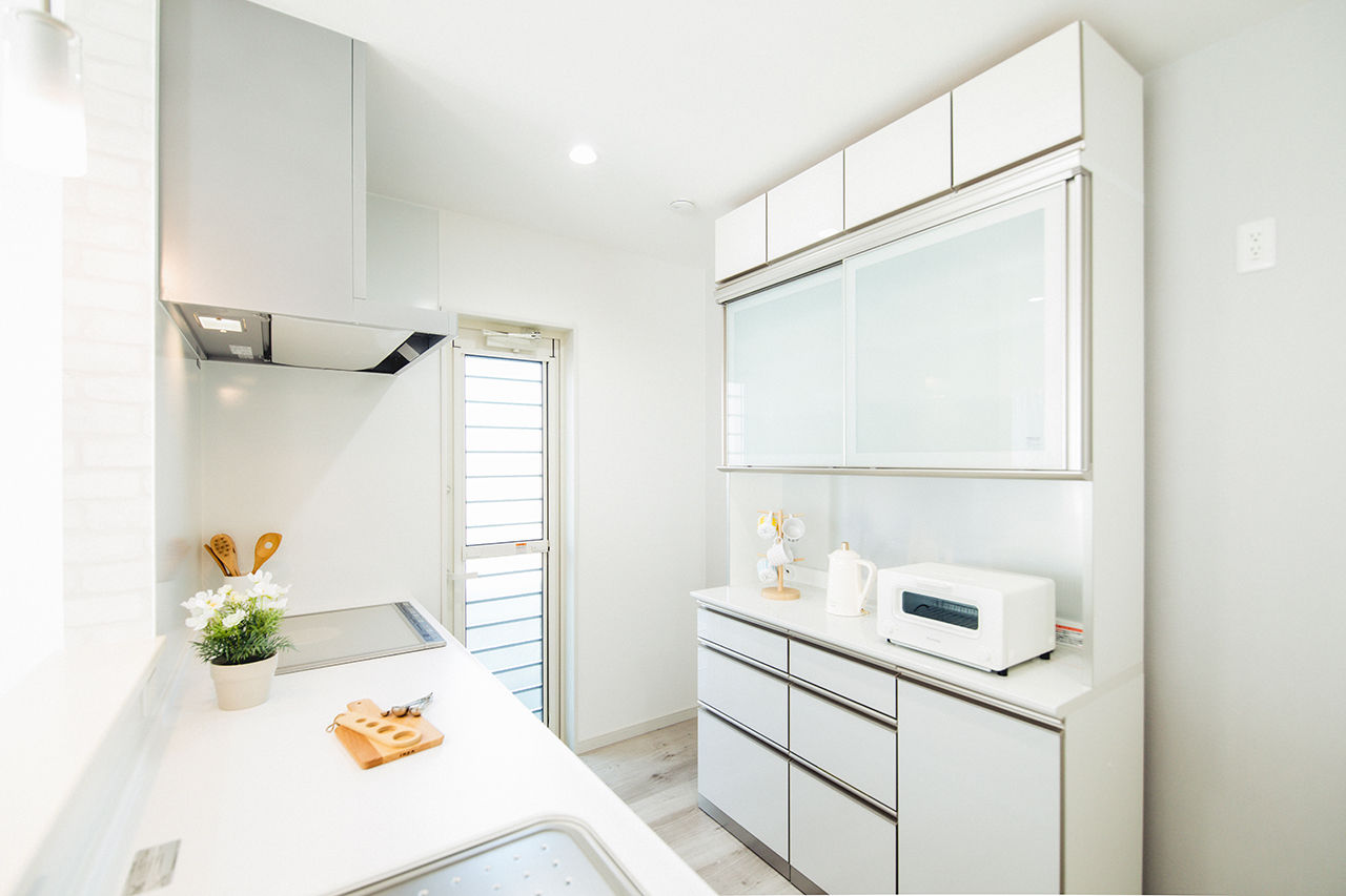 サンエルホーム 【1500～1999万円／広々リビング／対面キッチン】家具も暮らしも映える、憧れの白いマイホームの建築実例画像3