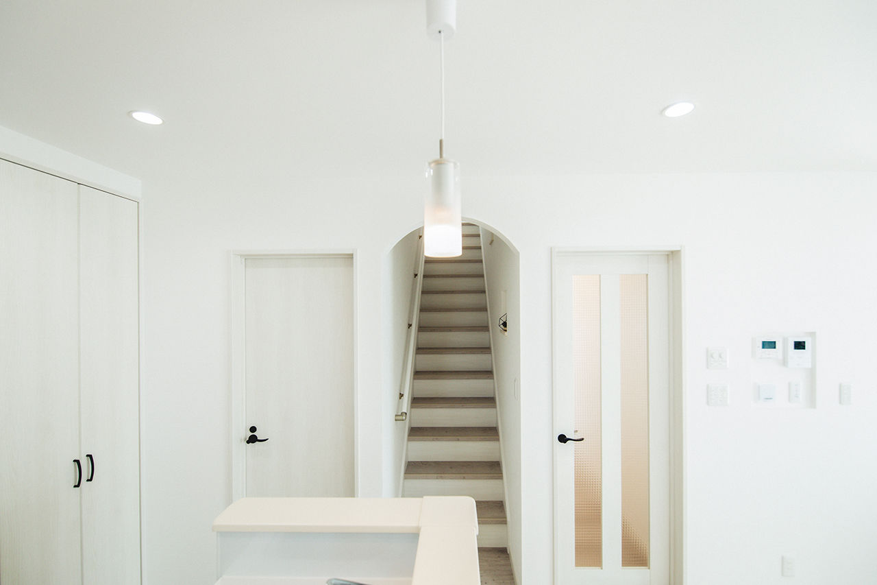 サンエルホーム 【1500～1999万円／広々リビング／対面キッチン】家具も暮らしも映える、憧れの白いマイホームの建築実例画像5